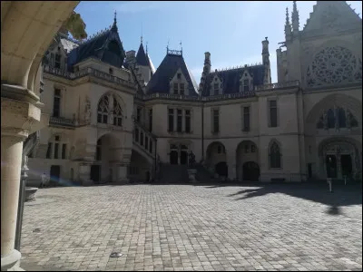 Qui ordonne sa construction ?
Voir indice Q4.