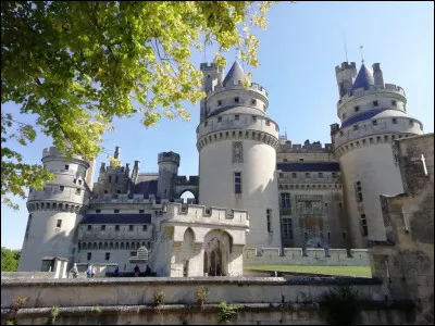 Les travaux qui auront coûté cinq millions de francs de l'époque ont commencé en janvier 1858. En quelle année les travaux ont-ils été arrêtés, sachant que cet événement a lieu 6 ans après la mort de Viollet-le-Duc (1814-1879).