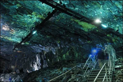 Dans le Maine-et-Loire on peut faire un voyage de 126 m sous terre dans une ancienne mine d'ardoise. On entre en petit train, puis on suit une visite guidée à pied. Quel est le nom de la mine ?