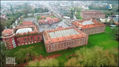 Jean-Baptiste Godin, industriel visionnaire et philanthrope, a imaginé au XIXe siècle un logement ouvrier, ensemble global proposant logement, éducation et autres services sociaux. Comment s'appelle cet ensemble ?