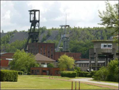 Pour visiter une vraie mine il vous faut aller à a Petite Rosselle, à la mine Wendel. Là vous trouverez non seulement un musée, mais vous pourrez descendre dans la mine et découvrir les machines utilisées pour l'extraction du charbon. Cette mine se trouve...