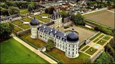 Petite ville de 2 300 habitants du département de l'Indre, connue pour son château Renaissance :