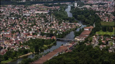 Ville de 10 000 habitants du département du Doubs, située sur dans le pays de Montbéliard et traversée par le Doubs :