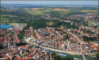 Ville de 17 000 habitants du département de la Meuse, célèbre pour sa place dans plusieurs événements historiques et militaires :