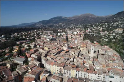 Ville de 18 000 habitants du département des Alpes-Maritimes, située sur les premières hauteurs, à une dizaine de kilomètres du littoral :