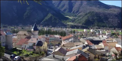 Petite ville de 3 200 habitants du département des Hautes-Alpes, située au sud du massif du Dévoluy, dans la vallée du Petit Buëch :