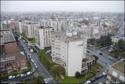 Ville de 30 000 habitants du département de la Seine-Saint-Denis, située à 14 kilomètres à l'est de Paris :