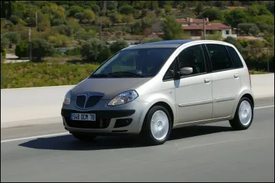 Je trouve que les monospaces compactes sont plutôt laids, même celui-ci malgré son nom qui réfère à des femmes qui peuvent être la source d'inspiration des artistes. Quelle est cette voiture ?