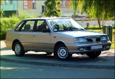 Dernier vestige d'une ère communiste, cette berline polonaise a reçu tellement d'évolutions qu'elle est restée en production près d'un quart de siècle. Quelle est cette voiture ?