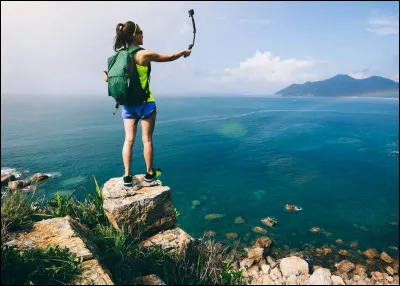 À quel âge est décédé le chanteur du groupe Nirvana, Kurt Cobain ?