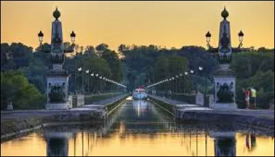Le pont-canal de Briare est un pont-canal situé dans le département du Loiret.