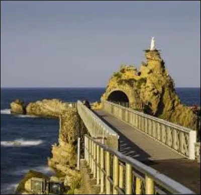Le rocher de la Vierge se situe à Biarritz.