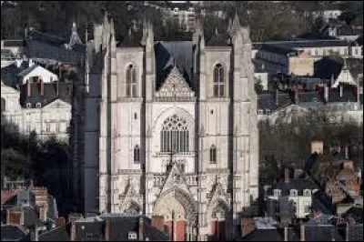Cette cathédrale se trouve à Clermont-Ferrand.