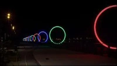 C'est à Nantes que l'on peut voir les Anneaux de Buren qui sont une uvre de Daniel Buren et Patrick Bouchain.