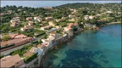 Chef-lieu de deux cantons, la ville est située sur la rive de la mer Méditerranée à 16 km à l'est de Toulon. Trouvez la ville !