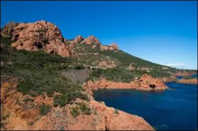 Sur la photo, vous pouvez voir le massif de l'Esterel.