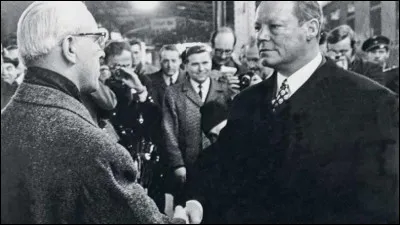 Le 19 mars, le sommet d'Erfurt entre RDA et RFA marque le début des négociations entre les deux pays qui aboutiront à la signature d'un traité de reconnaissance mutuelle : c'était en ...