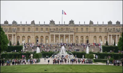 Nous quittons Paris mais restons en Île-de-France, dans les Yvelines, où arrivent en quatrième position le château et les jardins de Versailles ! Sur quelle superficie s'étendent-ils ?