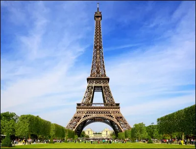 Nous retournons à Paris et retrouvons enfin la tour Eiffel, qui arrive en cinquième position ! Quelle est sa hauteur ?