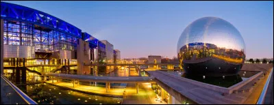 Arrive en huitième place la Cité des sciences et de l'industrie de La Villette ! Quel président de la Ve République l'inaugura ?