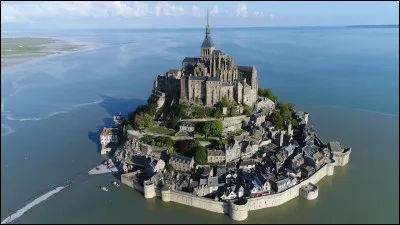 Nous quittons enfin définitivement pour ce quiz la région parisienne pour nous rendre au Mont St Michel, qui arrive en neuvième place de ce classement. ! Cette baie est le théâtre des plus grandes marées d'Europe continentale. À partir de quel coefficient de marée ce mont redevient-il une île ?