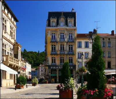 Quel est le nom de la plus belle place d'Épinal, qui est aussi celle du département ?