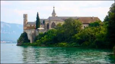 Nous partons en Auvergne-Rhône-Alpes à la découverte de l'abbaye d'Hautecombe, à Saint-Pierre-de-Curtille. Commune au bord du lac du Bourget, elle se situe dans le département ...