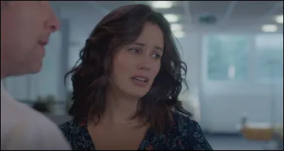 Pourquoi Emma se gratte-t-elle en sortant du jardin d'Inès ? (saison 10, épisode 1)