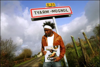 Les initiales de la 1è partie du nom du village sont celles des questions 5 à 1. Pour le reste, il fait son cinéma...