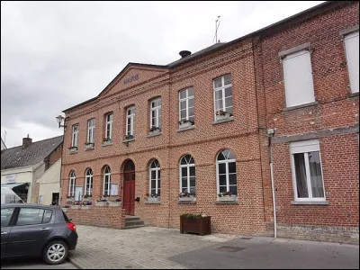 Le succès étant ce qu'il est de nos jours, un engouement va jeter les projecteurs sur ce village bien modeste (475 hab.) et ...