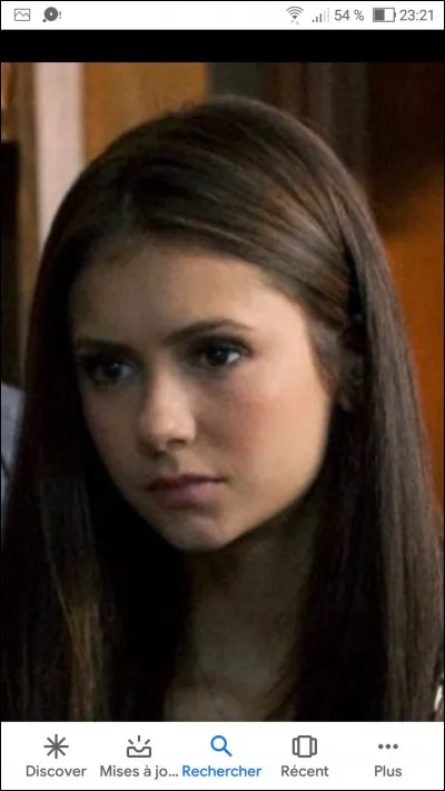 Dans la saison 8, Elena est dans un cercueil car