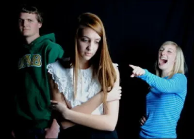 Ton amie se fait intimider dans les couloirs de l'&eacute;cole. Que fais-tu ?