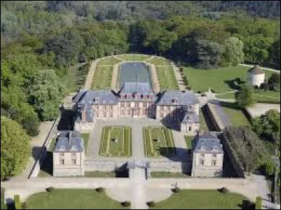Dix générations de la même famille qui ont toujours veillé sur ce bel édifice. Il s'agit du château de...