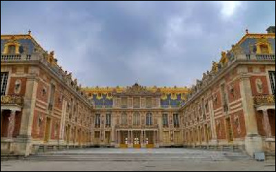 Le plus connu et le plus impressionnant de France. Il s'agit du château de...