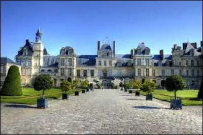 Ce vaste palais a connu huit siècles de présence souveraine. Il s'agit du château de...