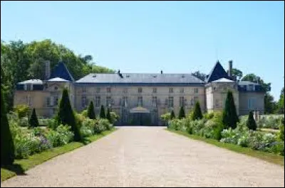 En 1799, il fut acheté par Joséphine Bonaparte. Il s'agit du château de...