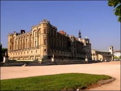Il fut longtemps une résidence royale puis transformé en musée d'archéologie par Napoléon III. Il s'agit du château de...