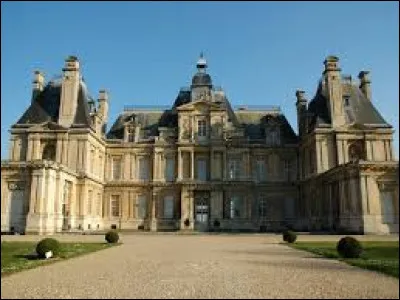 Louis XIV se rendra plusieurs fois dans ce château, construit par François Mansart. Il s'agit du château de...