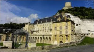Il fut édifié dès le IXe siècle à flanc de falaise de craie, en bordure de Seine. Il s'agit du château de...
