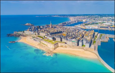 Comment s'appelle cette magnifique ville en bord de mer ?