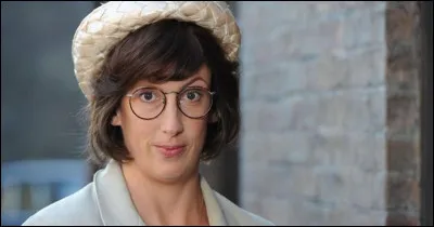 Qui est cette sage-femme maladroite mais attachante qui a appris à faire du vélo à Poplar ?