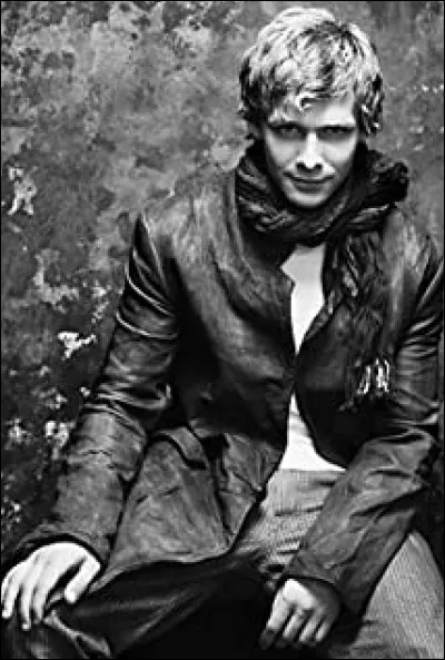 Johnny Lewis n'a pas joué dans...