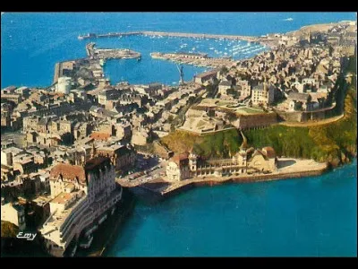 Notre visite démarre dans une grande ville portuaire à l'aspect médiéval. Quel est son nom ?