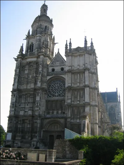 Dans quelle ville se trouve cette cathédrale ?
