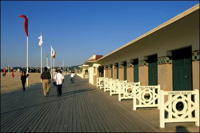 Comment se nomme cette très belle ville normande située en bord de mer ?