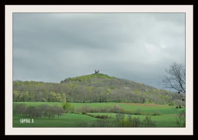 Et pour finir (ou commencer !) votre promenade, allez chanter sur la colline du [...] d'où le silence n'est perturbé que par le fracas des nuages qui s'amoncellent...