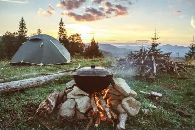 Vous partez en camping sauvage. Au moment de faire votre sac, vous prenez...