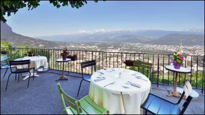 Au sommet du téléphérique, un restaurant gastronomique vous accueille : en plus de son homard et de son ris de veau, vous pourrez profiter d'une vue panoramique de rêve ! Où déjeunerez-vous ?