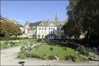 Si vous vous promenez dans le jardin de ville, vous aurez le bonheur de voir la maison d'un homme célèbre, lié à la ville car il y passa son enfance, chez son grand-père. Cette maison est aujourd'hui un musée qui lui est dédié :