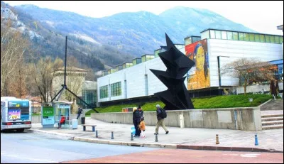 Enfin, ce serait un sacrilège de ne pas visiter ce musée, chargé d'histoire dont l'architecture contemporaine ne laisse pas deviner qu'il fut créé en 1798. Il rassemble plus de 900 uvres d'art, dont des antiquités égyptiennes rapportées par :